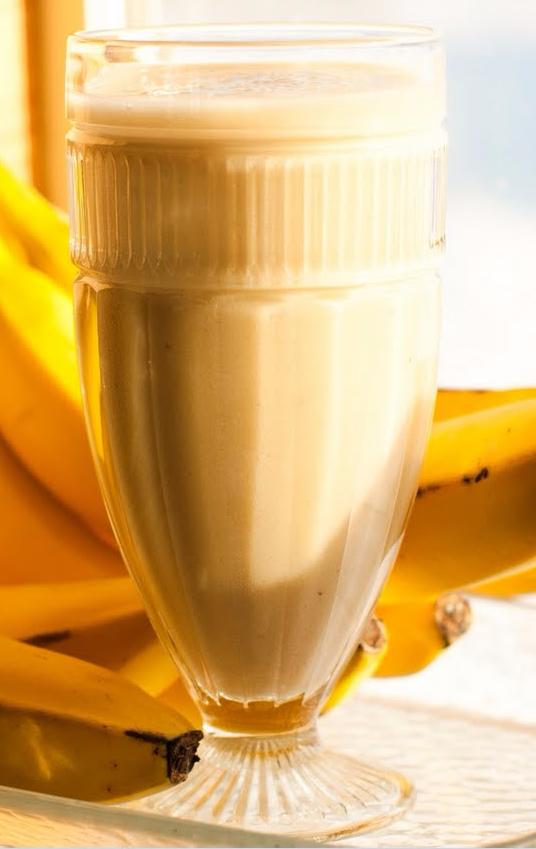 Banana protein milkshake. Кефирный коктейль. Айс кофе с банановым ликером. Кофе с бананом. Жижа банановый милкшейк.